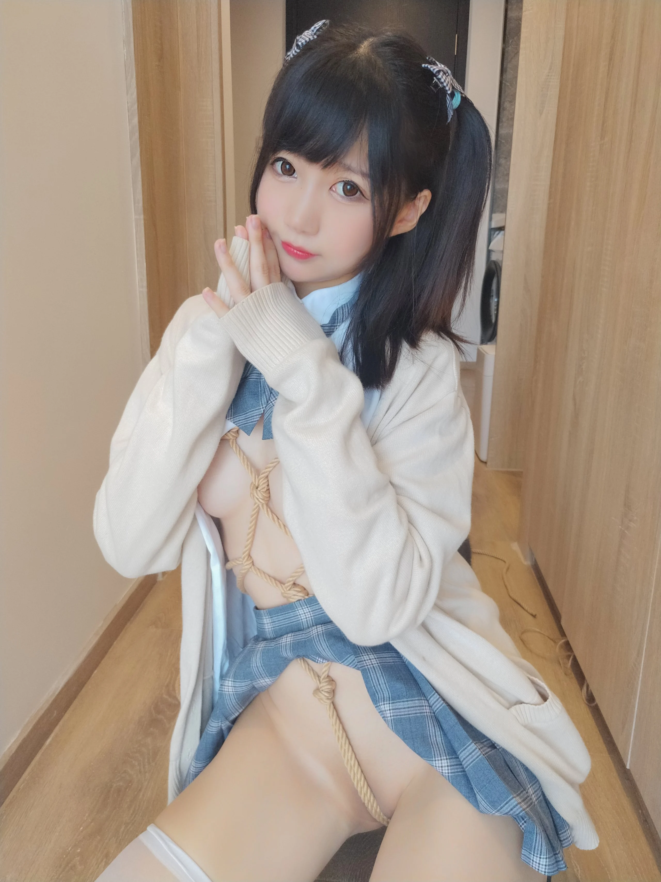 Đọc truyện hentai Tuyển tập Albums siêu phẩm Cosplay - Chap 903 - [Nagisa Mamono] Tying up a high school girl