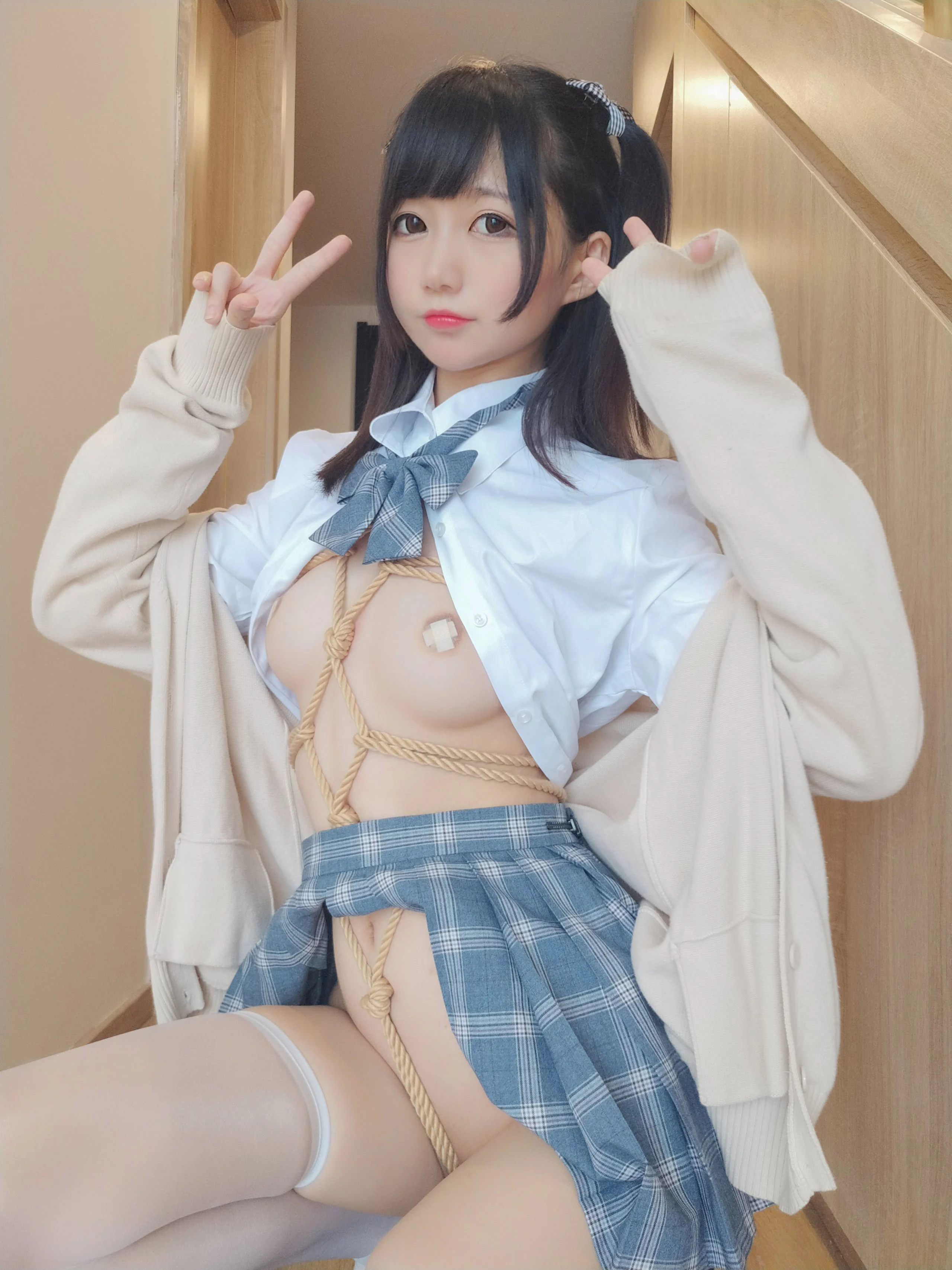 Đọc truyện hentai Tuyển tập Albums siêu phẩm Cosplay - Chap 903 - [Nagisa Mamono] Tying up a high school girl